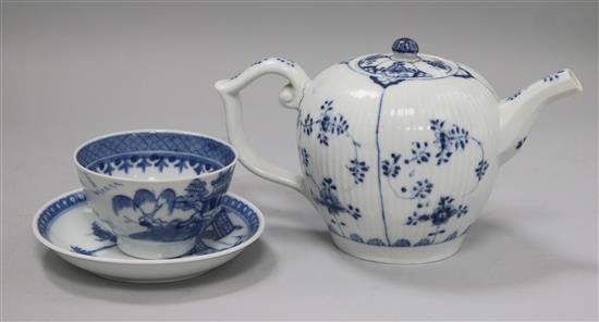 An Onion patterned teapot and a Chinese export tea bowl